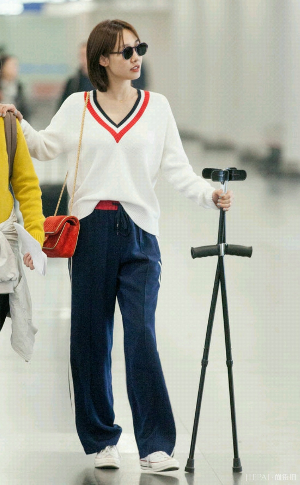 白百何身材好颜值高，穿“萝卜裤”走机场，太美了！