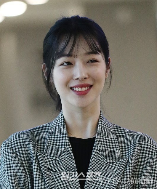 崔雪莉穿西装外套直接配白袜居然好看