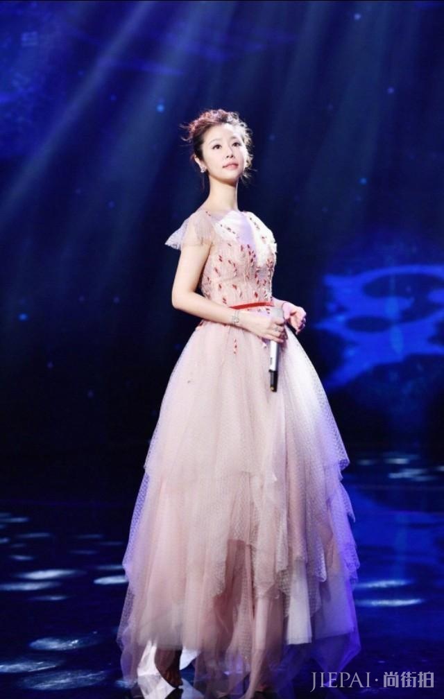林心如丸子头,一袭粉色纱裙亮相春晚