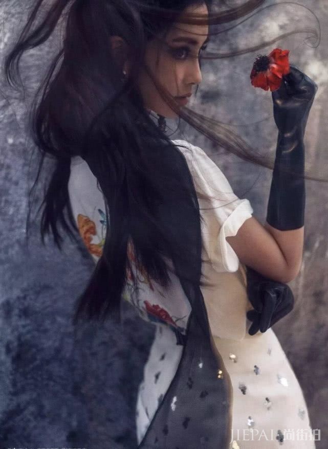 Angelababy一抹芭比粉轻轻松松hold住了西装配长裙，有颜真好