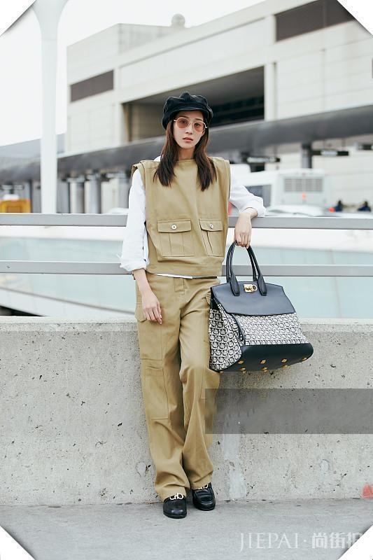 张钧甯时装周阔腿裤配工装马甲，不秀衣品秀气质！