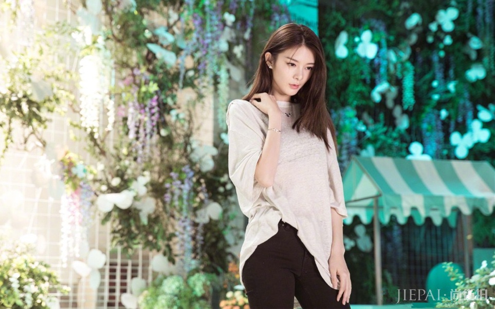 火箭少女傅菁走机场够时髦!