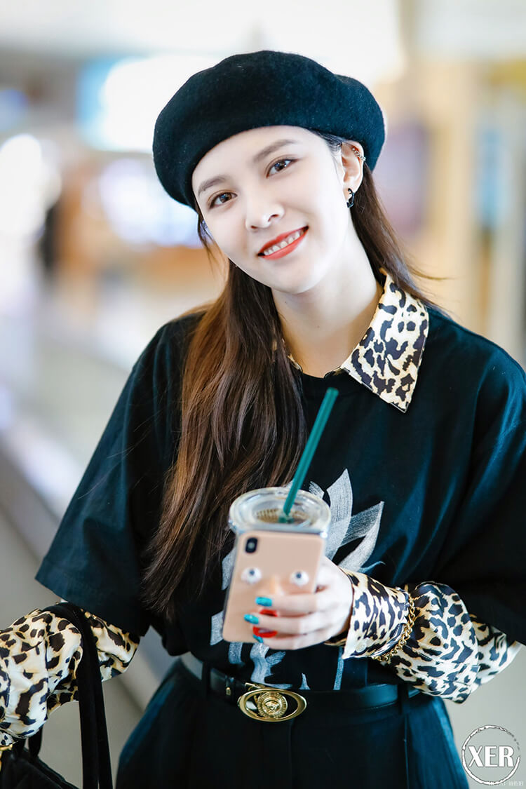 宋妍霏现身机场,高腰裤+短袖套长袖居然意外好看