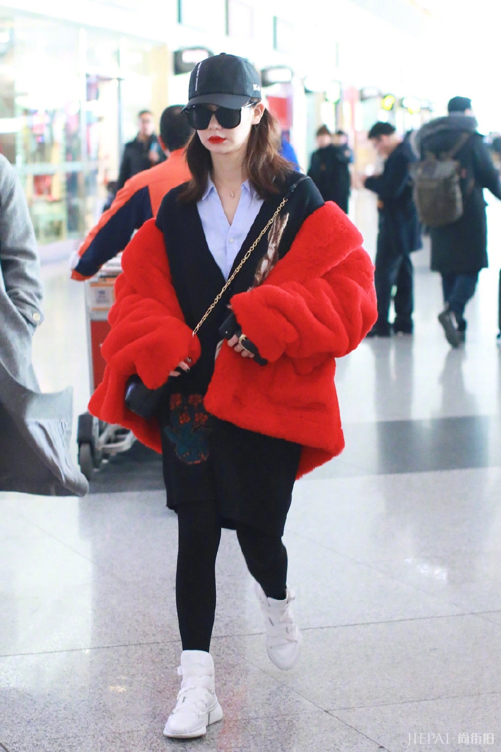 能衬托出天鹅颈的V领衫来了 性感还能显瘦