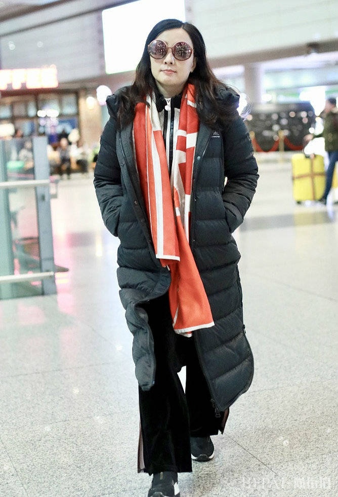小陶虹羽绒服阔腿裤走机场,还记得当年饰演的“小龙女”吗
