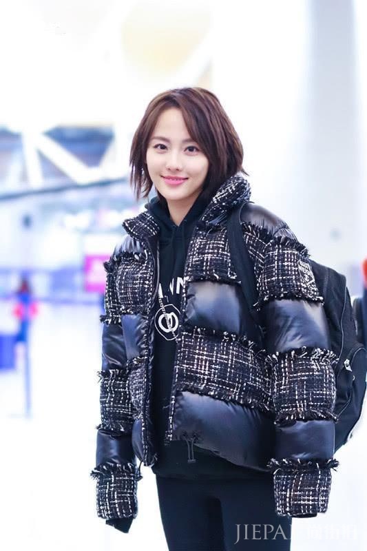 张嘉倪穿面包服配黑裤,遮肉又显瘦!