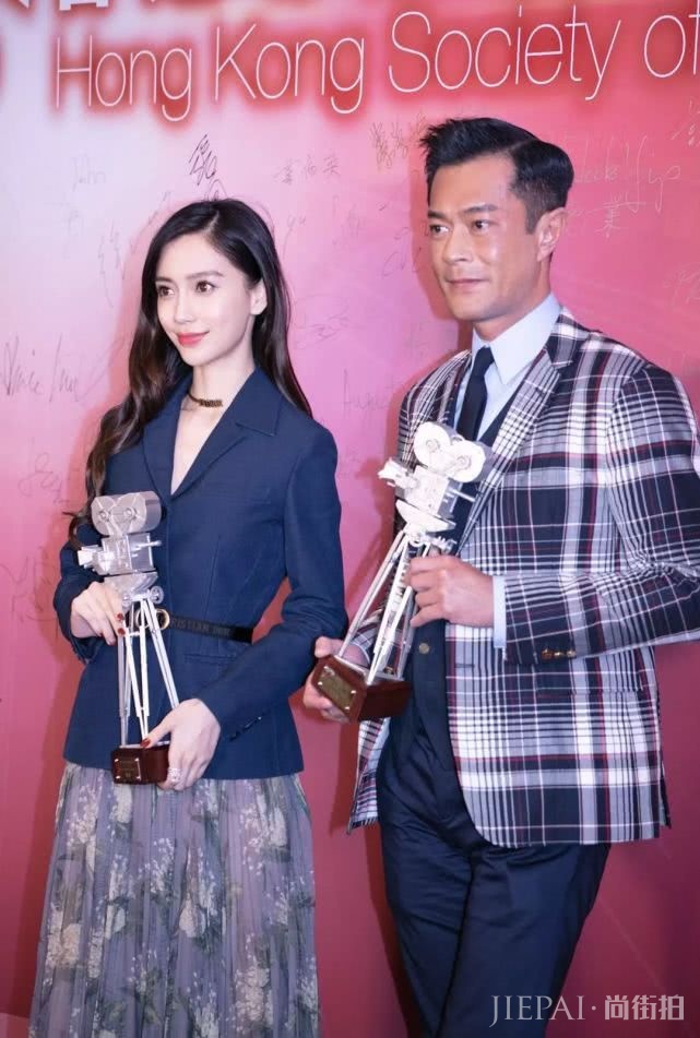 Angelababy一抹芭比粉轻轻松松hold住了西装配长裙，有颜真好