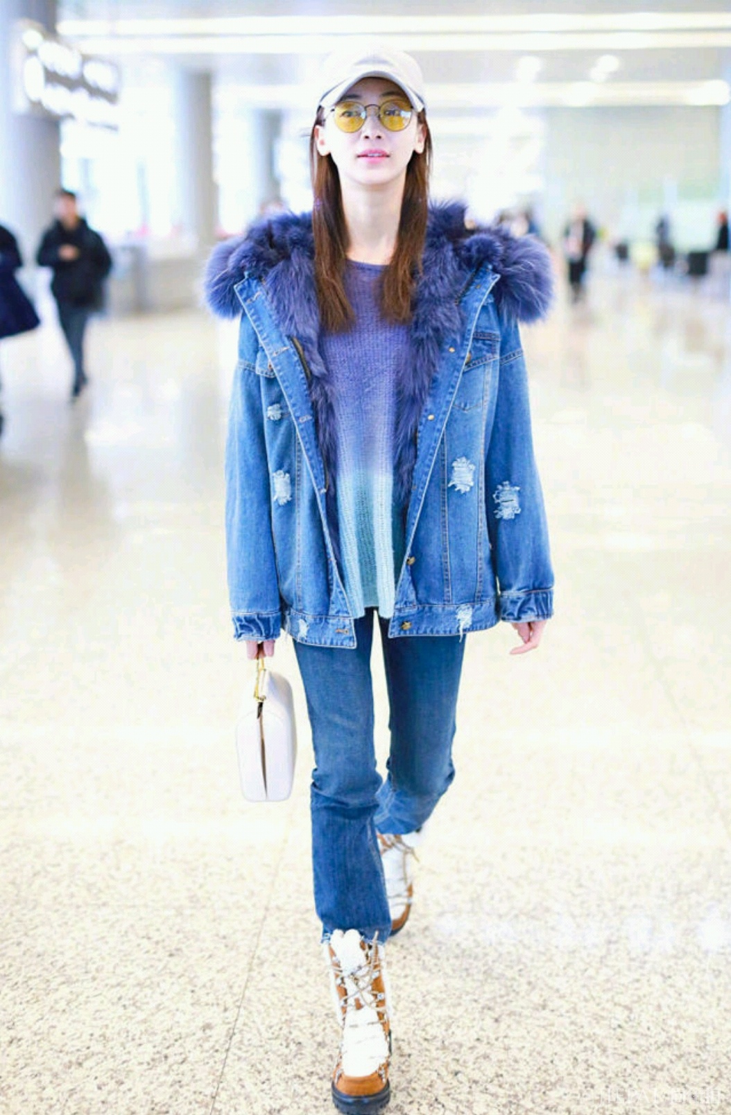 吴谨言粉色运动套装秀身材，美成了焦点！