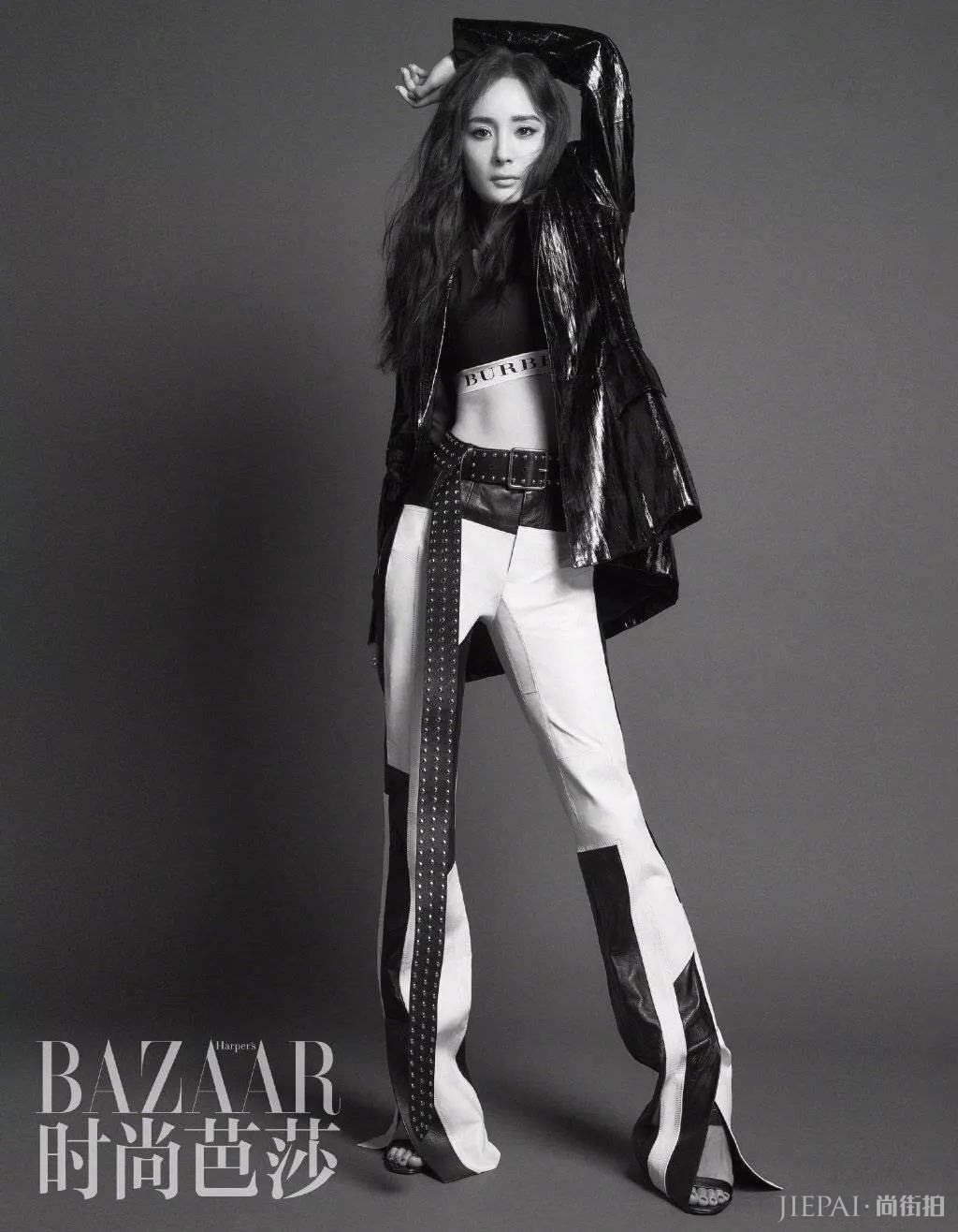 杨幂抹胸裙露脐装身材太好,大片好像仙女下凡!