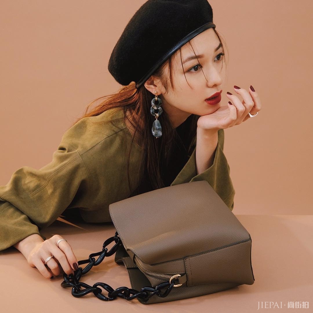 日杂必看的她比李佳琦还要魔性