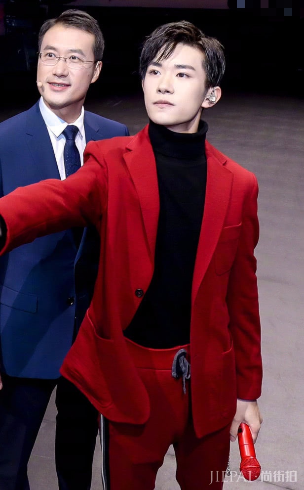 易烊千玺最适合穿“火焰西装”，帅出新高度！