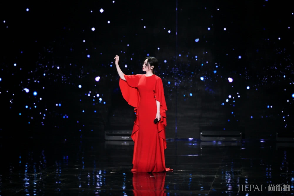 张靓颖穿红裙登舞台，显白效果翻倍