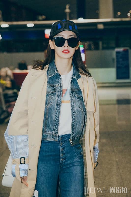戚薇穿拼接款风衣够时髦了,还要叠穿牛仔衣凹造型!