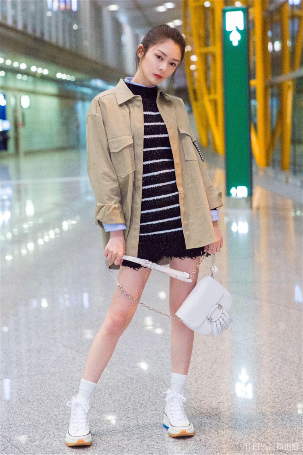 火箭少女傅菁走机场够时髦!