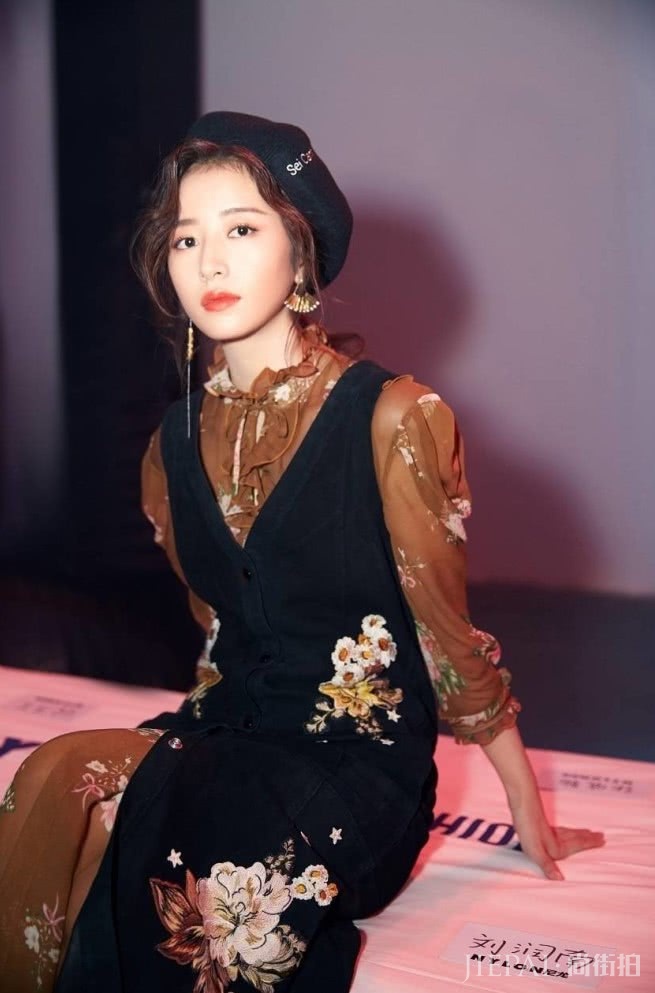 周雨彤把裤子缝到裙上穿，潮爆2019！