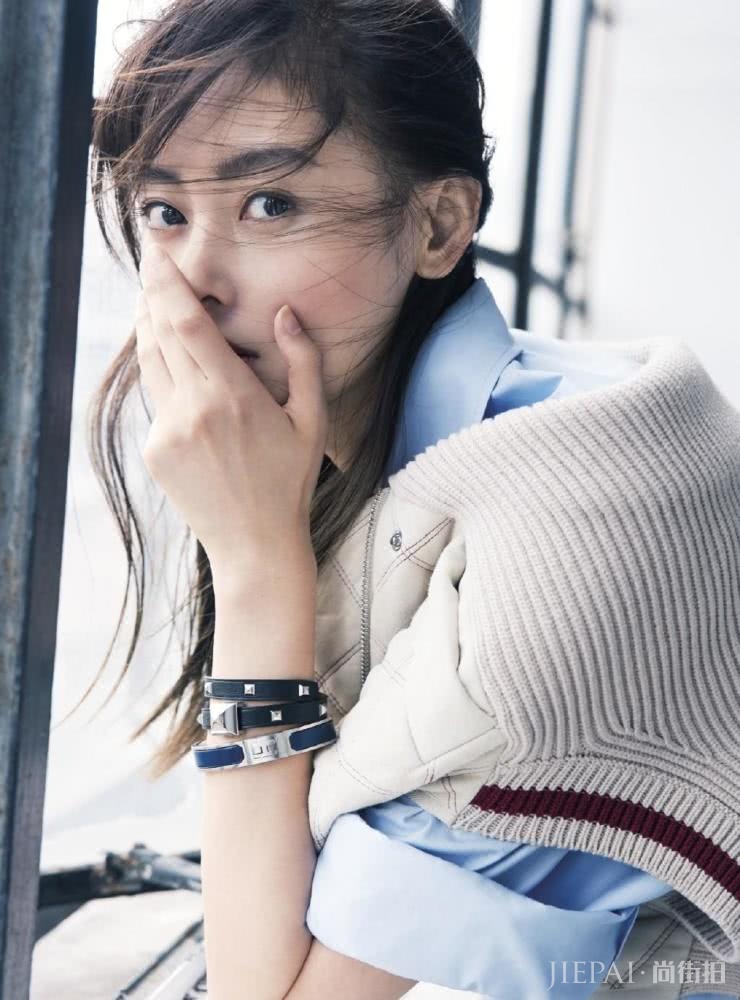 张天爱穿拼接大衣配休闲裤，脚放窗台上霸气十足