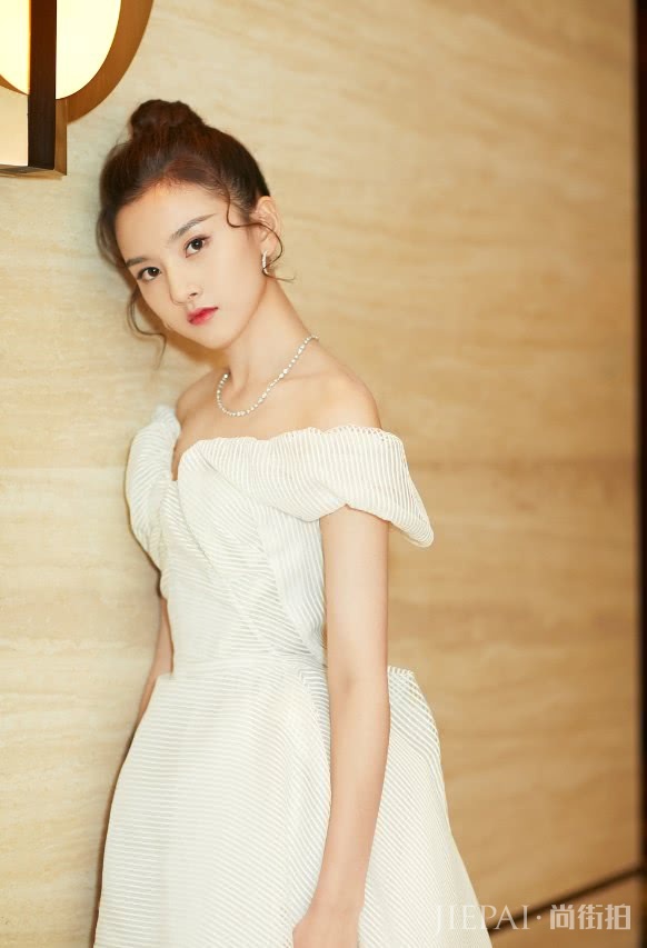 宋祖儿居然穿双“蚊香鞋”出门,意外显优雅!