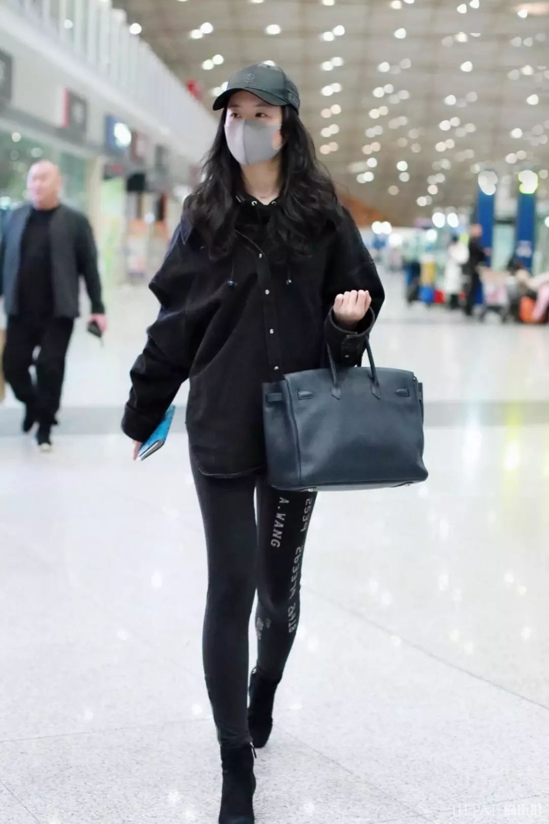 刘亦菲一身大牌现身机场，素颜真的是有颜任性