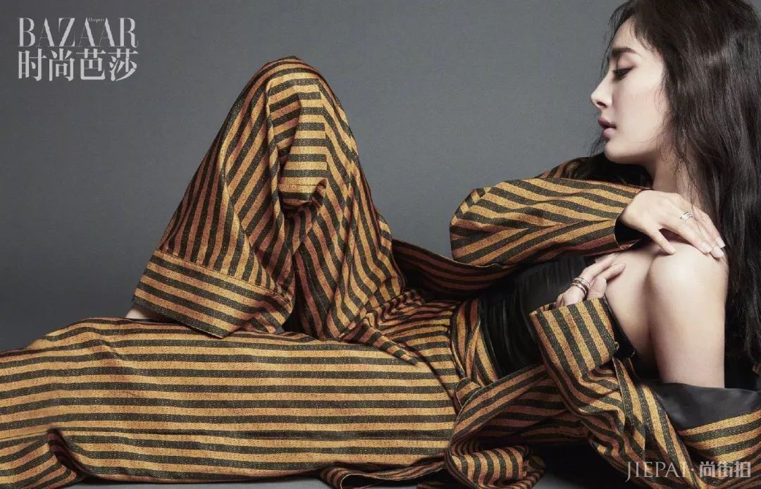 杨幂抹胸裙露脐装身材太好,大片好像仙女下凡!