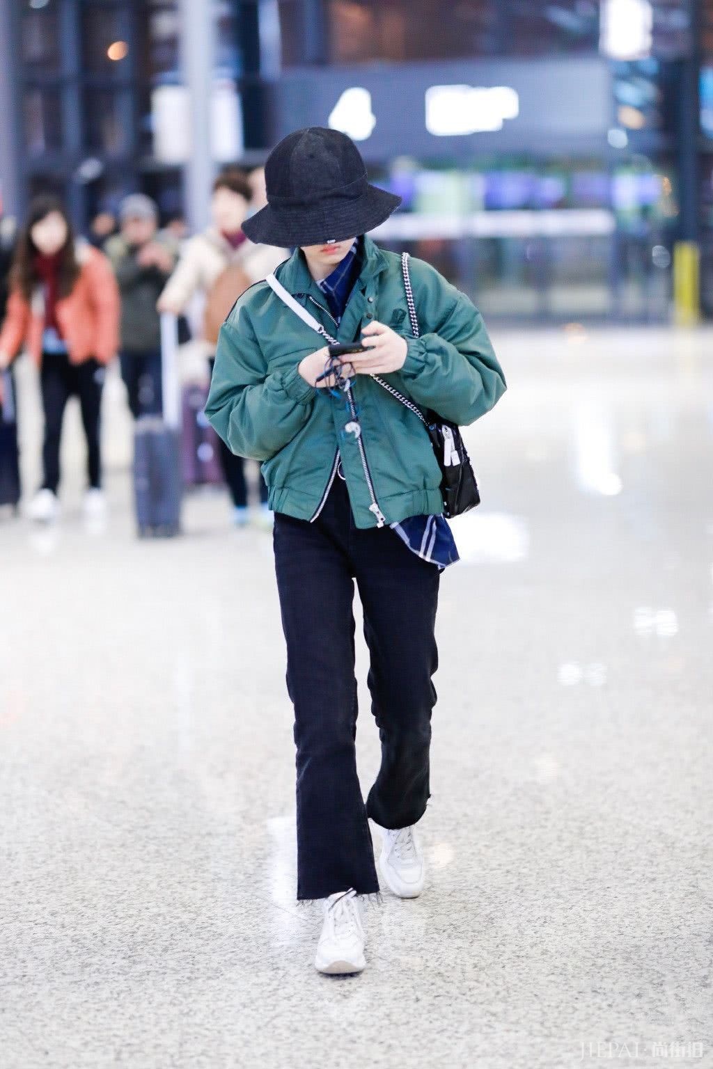 张子枫穿军绿色外套配黑色长裤现身 头戴渔夫帽行走间俏皮活泼