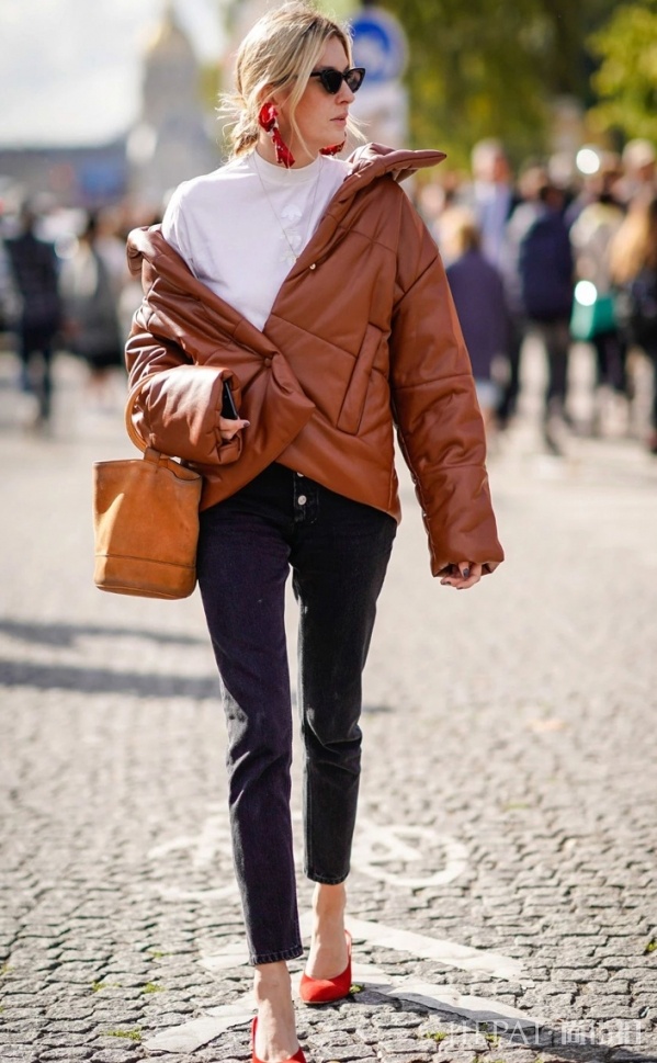 短款羽绒服怎么搭配 保暖娇俏何必做出选择