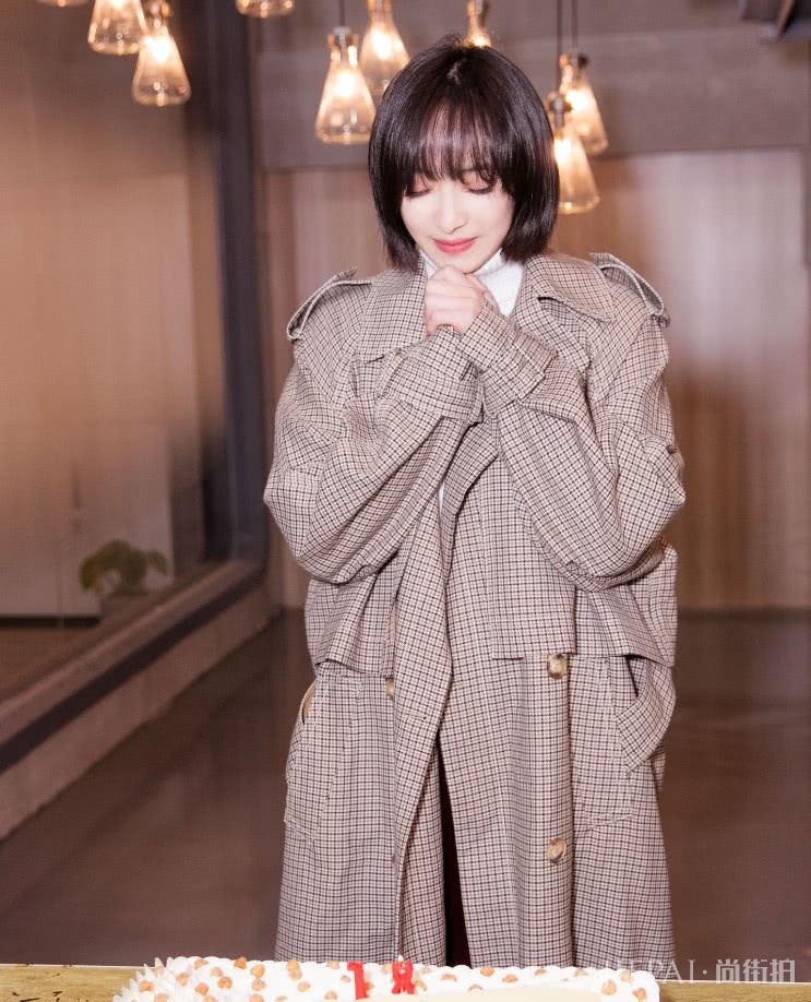宋茜这次失策了,外套是借的吧穿上都撞到鞋子了