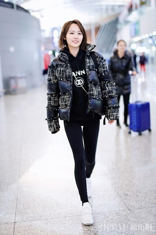 张嘉倪穿面包服配黑裤,遮肉又显瘦!
