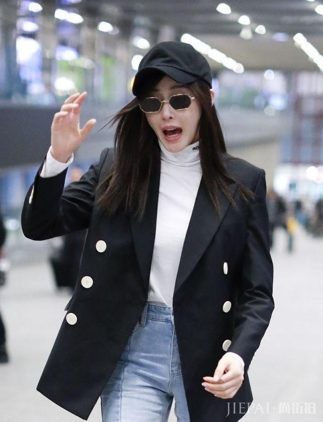 张天爱行程耽搁摔倒哭泣