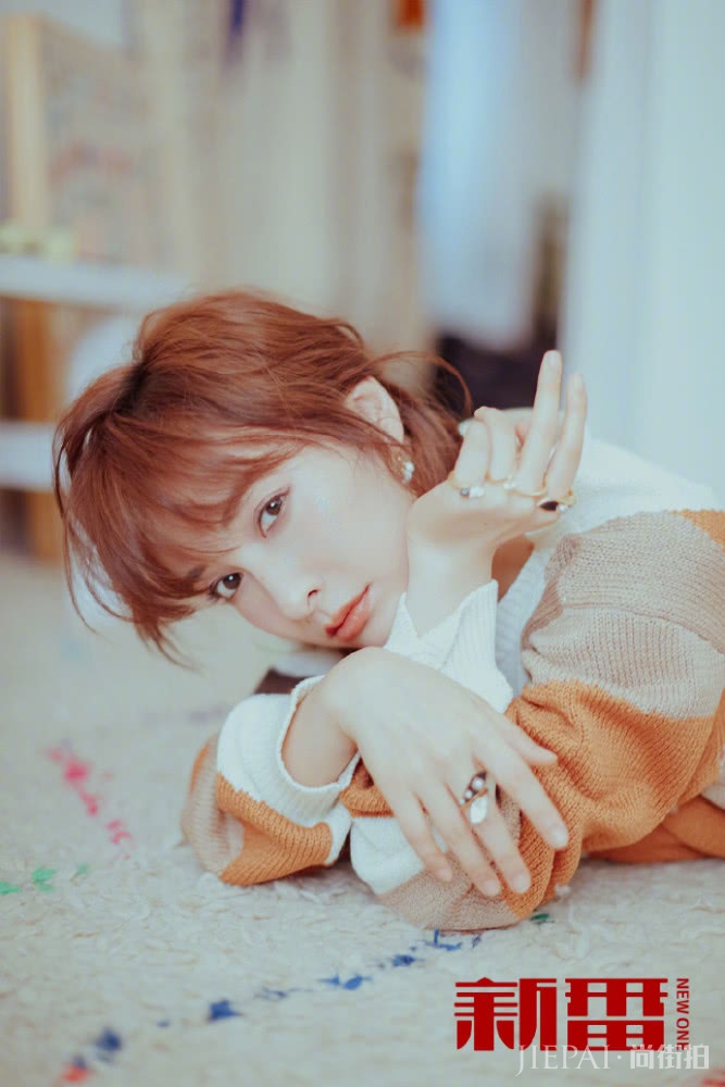 吴昕穿毛衣配夹子发饰，少女感十足