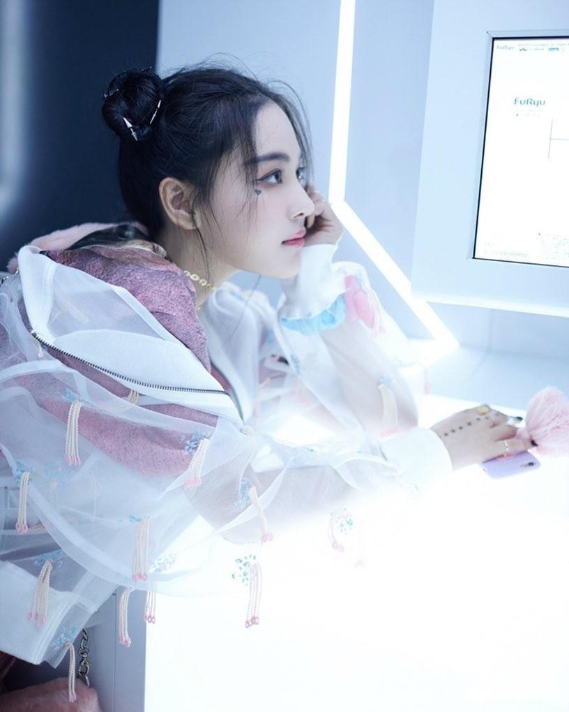 张馨予紫色T恤+百褶裙很少女，这次街拍有点皮！