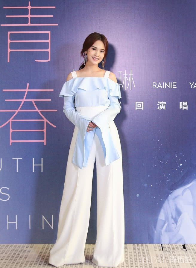 杨丞琳白色吊带裙可爱满分,还能百搭又显瘦!