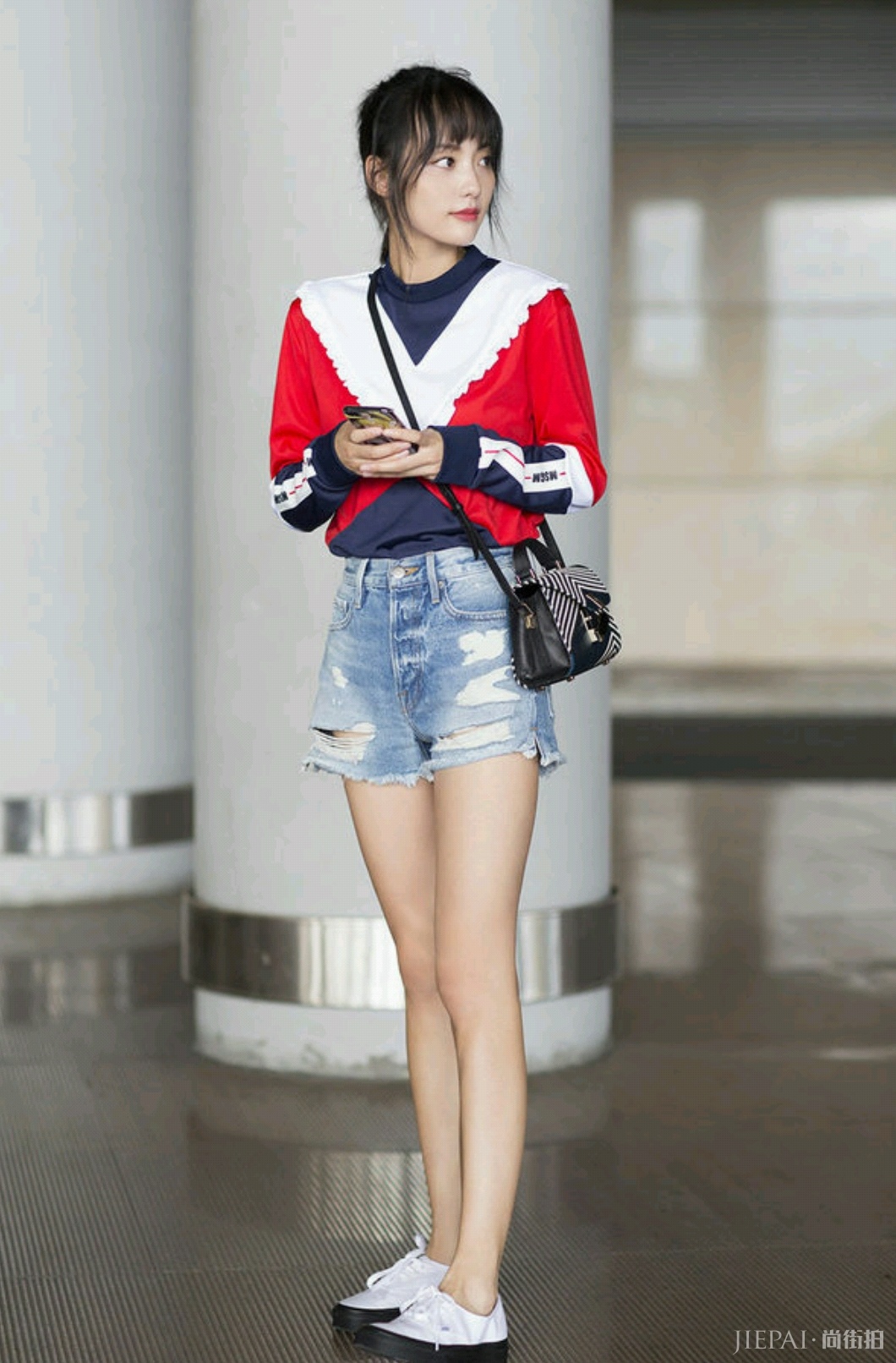 张嘉倪穿撞色卫衣走机场,气场全开!