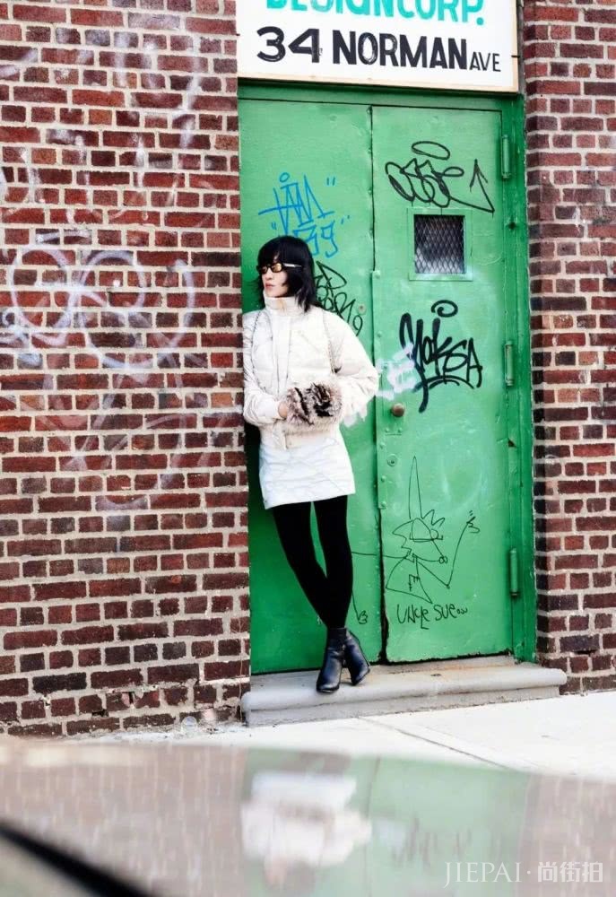 周迅一身香奈儿好品味，印花裙搭高跟把服装搭配玩得团团转