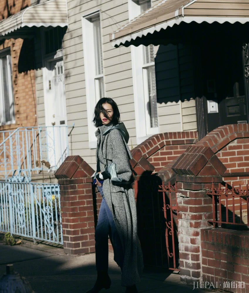 看刘雯穿长款大衣,成熟优雅也可以文艺清新