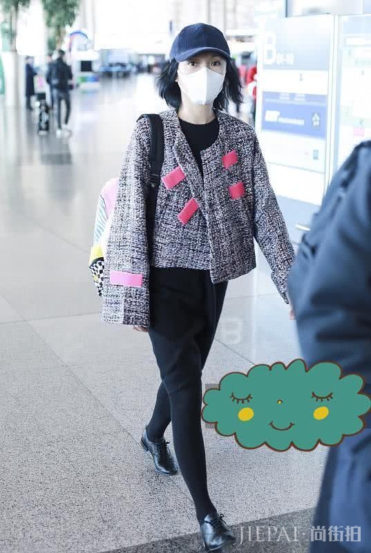 周迅穿小香风夹克配裙子,这套打扮可美了!