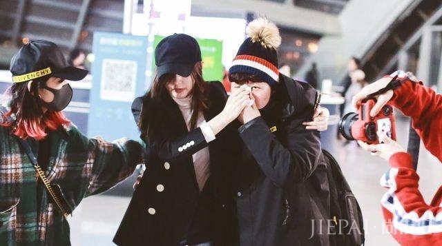 张天爱行程耽搁摔倒哭泣