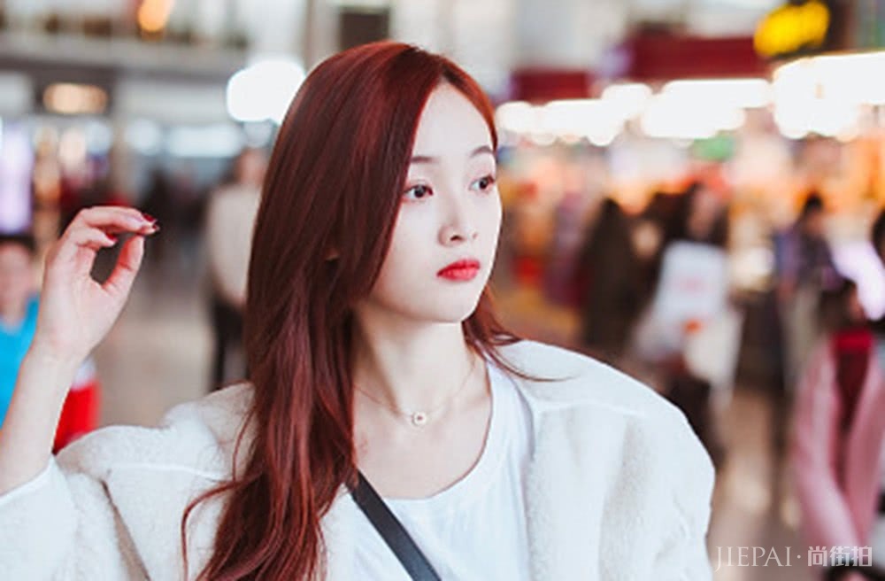 吴宣仪化身“小白熊”年后现身，轻盈穿搭展甜美风范，这是初恋的模样！