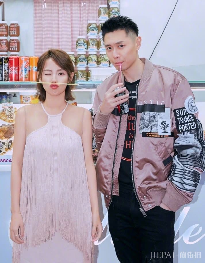 张嘉倪买超甜蜜街拍，“拖把裙”都穿出少女感！