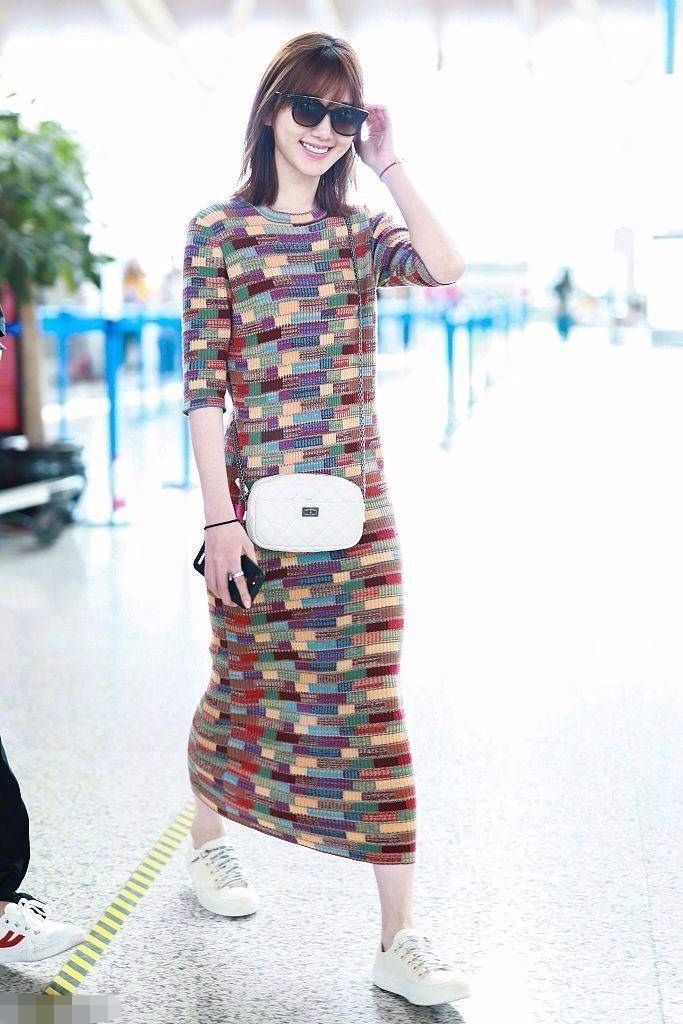 毛晓彤泰迪熊大衣穿成柯基腿！