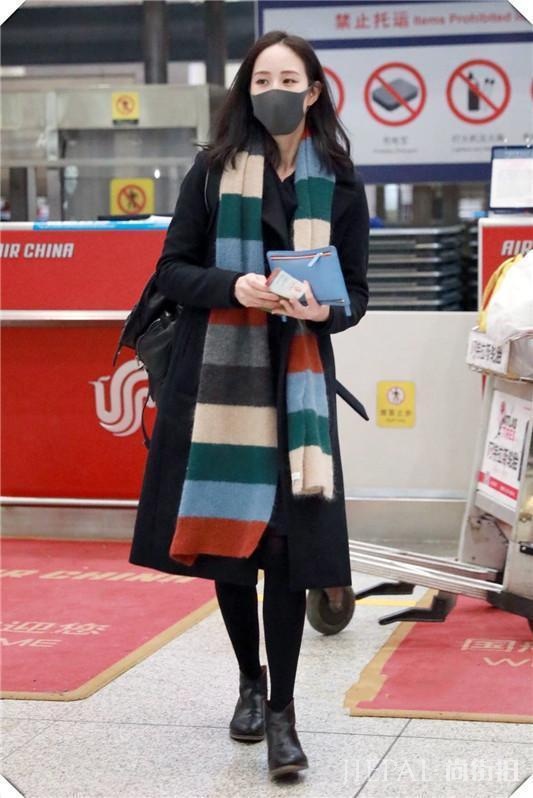 张钧甯时装周阔腿裤配工装马甲，不秀衣品秀气质！