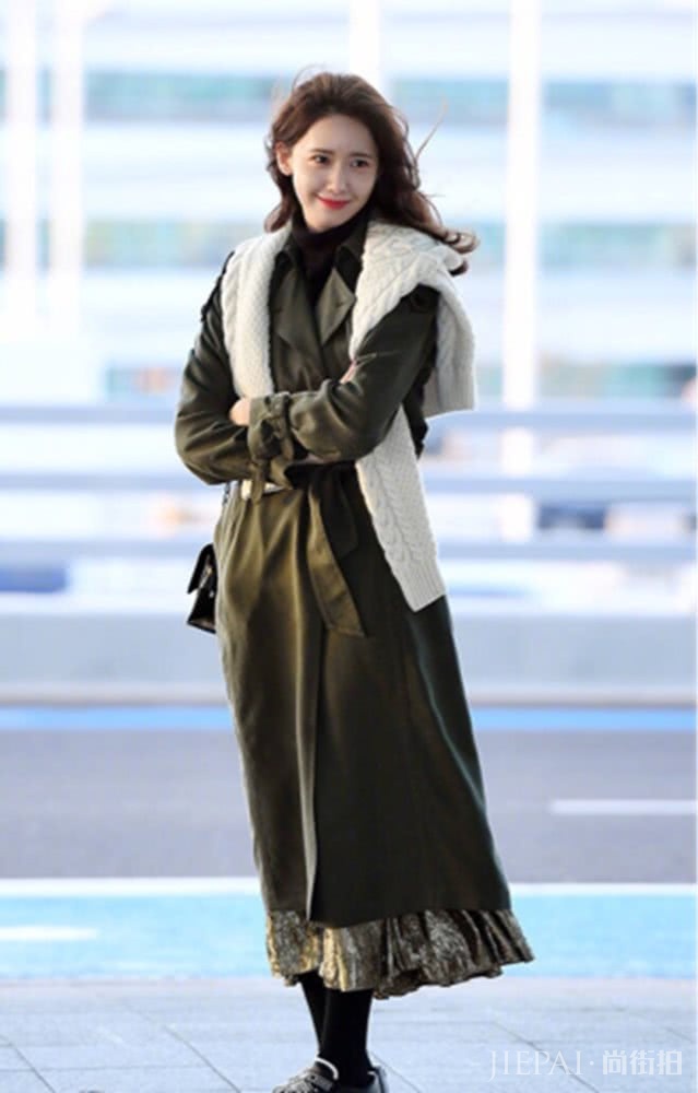 林允儿军绿风衣低调现身，红唇白肤漂亮迷人