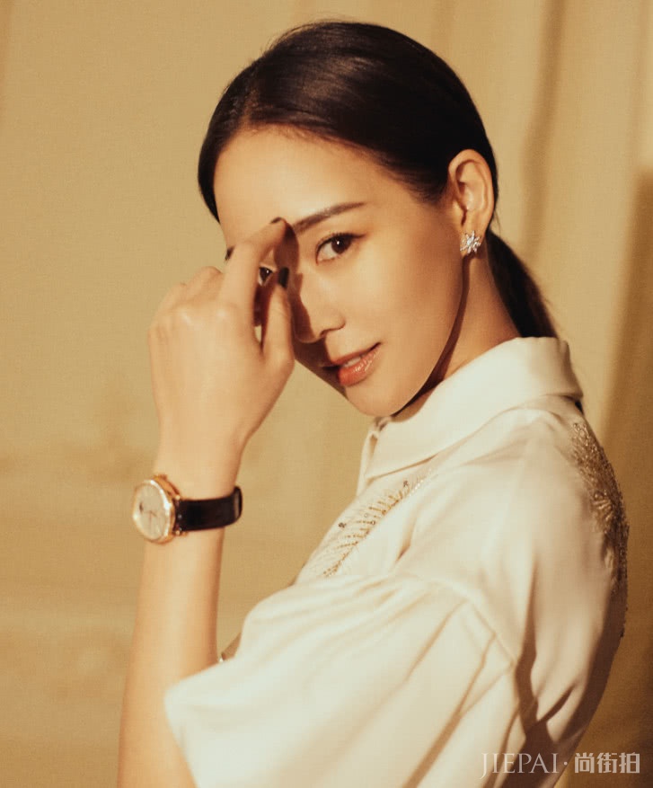 张钧甯个子高脚很小,三角形的高跟鞋都能塞进去