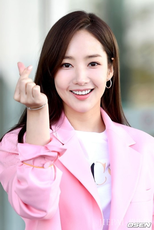 朴敏英情人节“真撒糖” 穿私服粉色西装现身机场