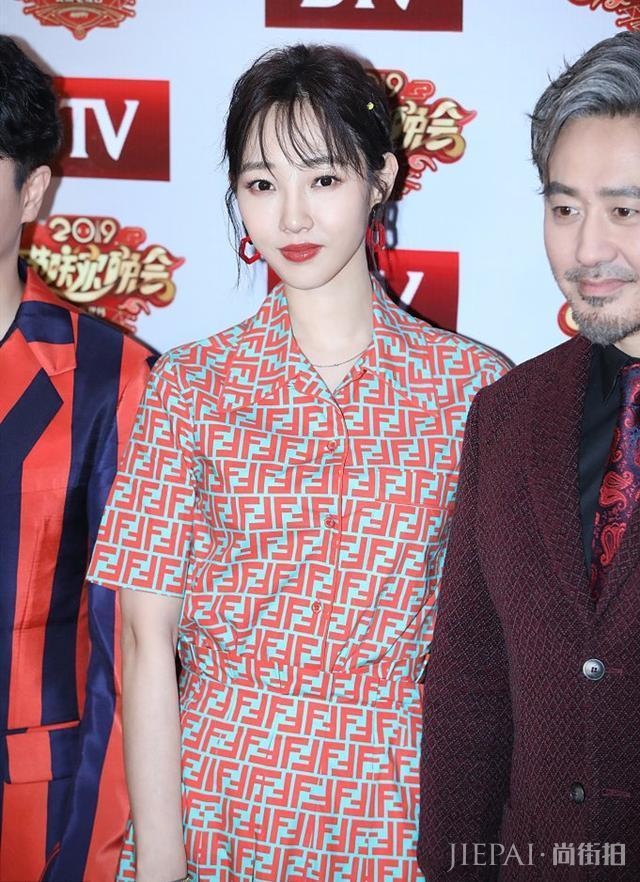 白百何衬衫配花式裙,终于高调一回