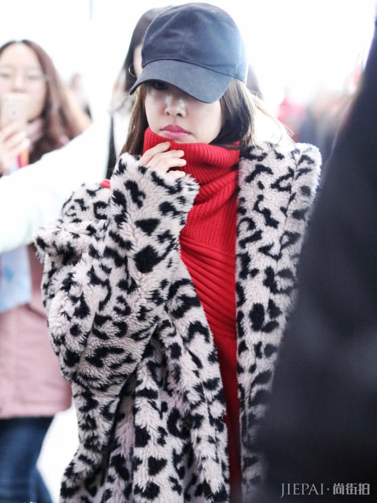 蔡依林嫌豹纹大衣不够个性,还要小露香肩