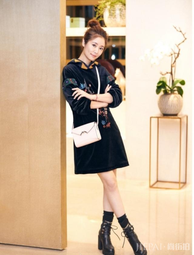 林心如丸子头,一袭粉色纱裙亮相春晚