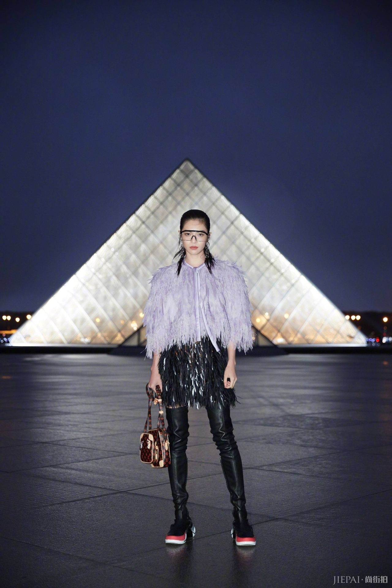 钟楚曦拎着巨大果冻包还以为要去买菜呢