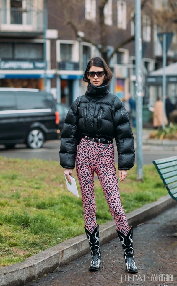 黑色羽绒服怎么搭配好看?在冬季这样穿做街头时尚潮人