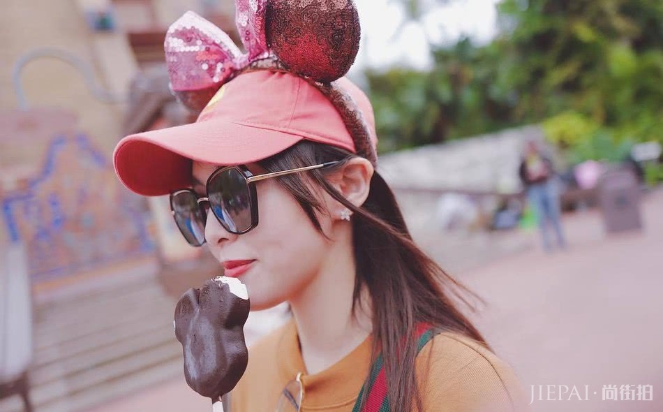 唐嫣穿橘色卫衣戴超萌头饰，是嫁给爱情的样子