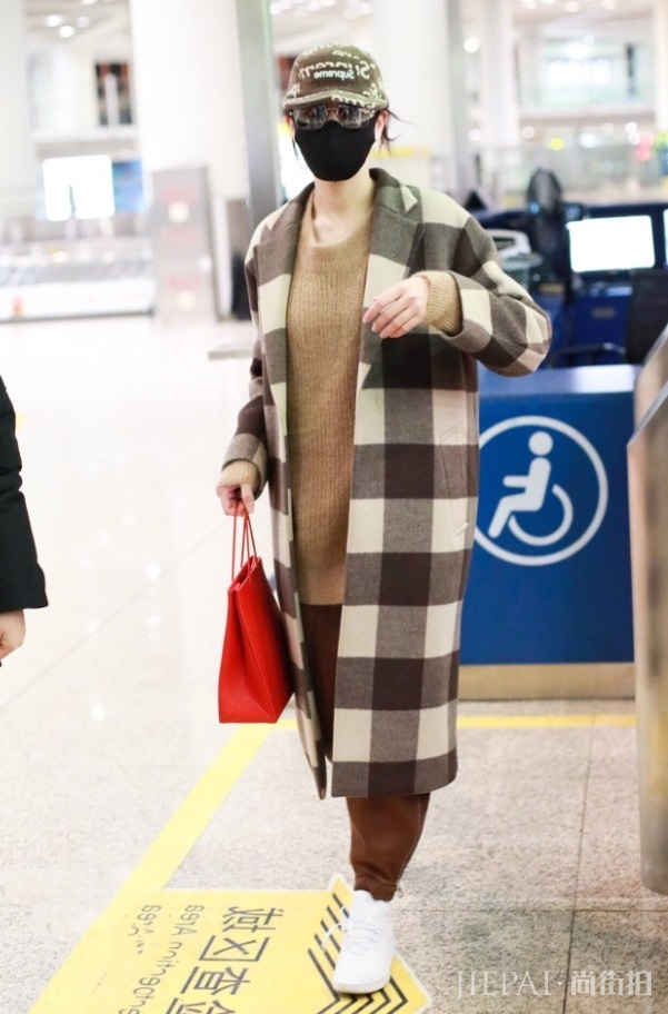 迪丽热巴上衣选得厚实,裤子却露出脚踝!